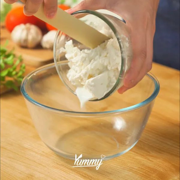 campurkan bahan isian keju, aduk hingga rata dan sisihkan