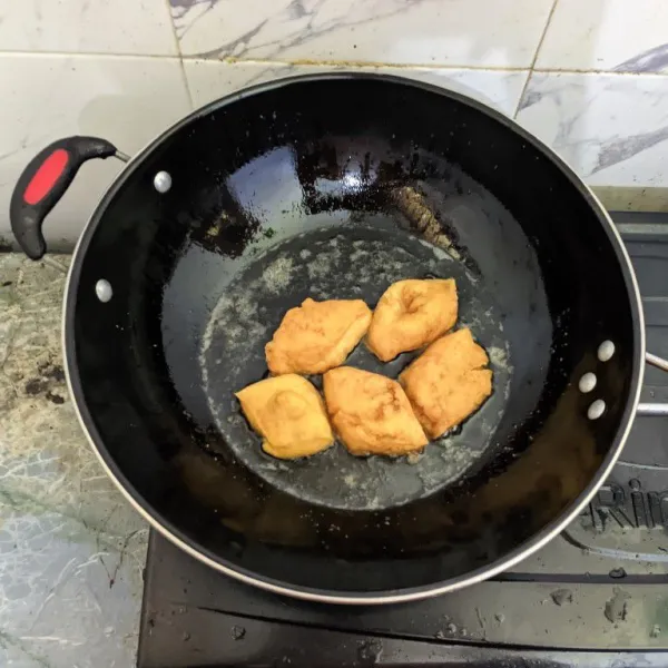 Goreng tahu kulit hingga kering. Tiriskan.