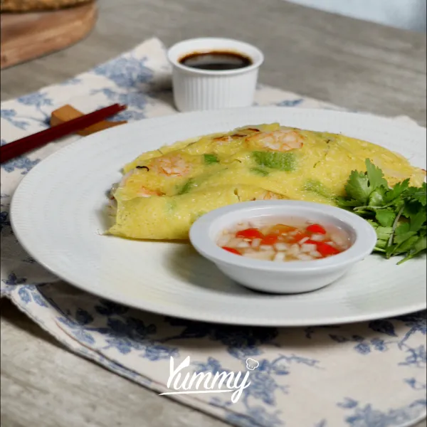 Sajikan Bahn Xeo dengan saus.