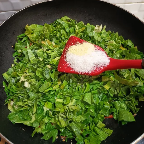 Masukkan kailan, tambahkan saus tiram, gula, kaldu bubuk, penyedap rasa