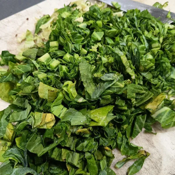 Pilih daun kailan yang bagus dan segar, cuci bersih lalu potong-potong