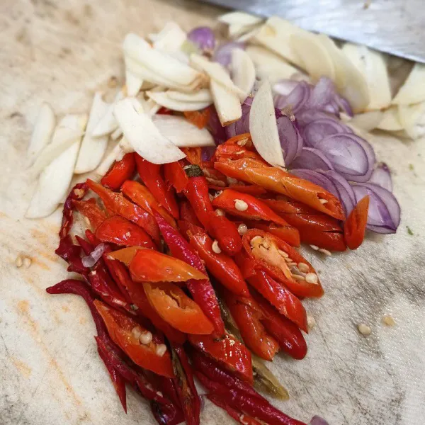 Iris-iris bawang putih, bawang merah, dan cabe