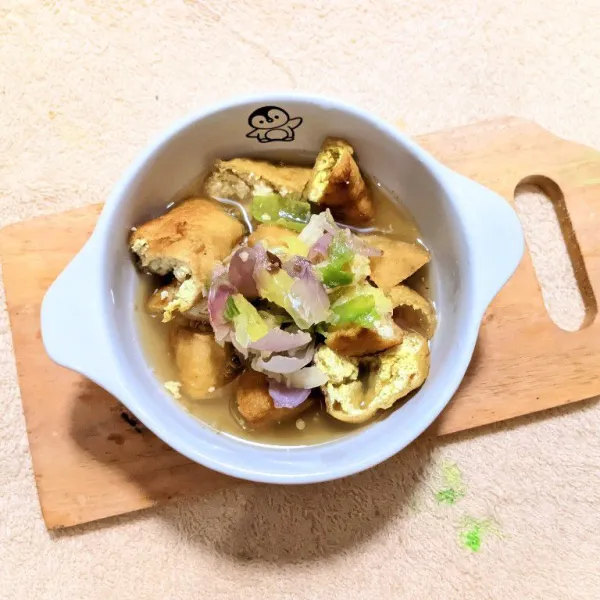 Siram tahu dengan kuah dan sajikan selagi hangat.