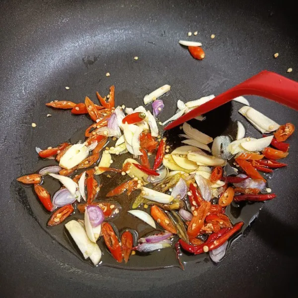 Tumis bumbu iris hingga layu dan harum