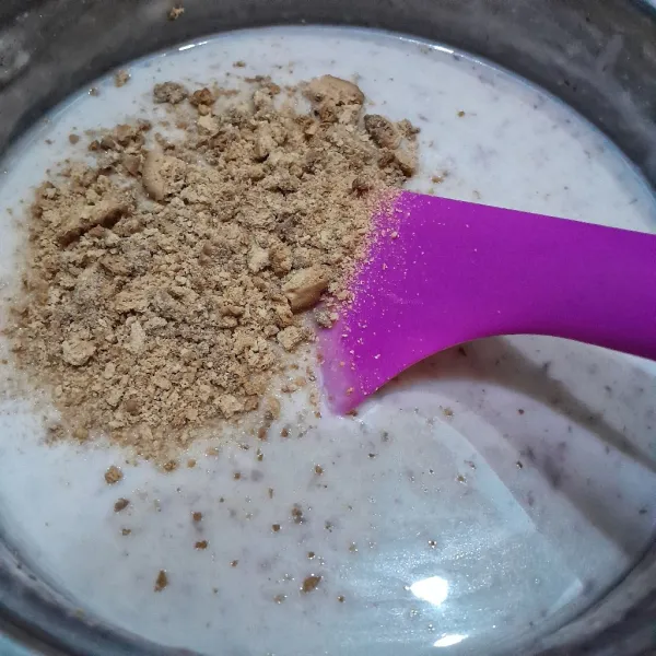 Masukkan cacahan biskuit, aduk rata.