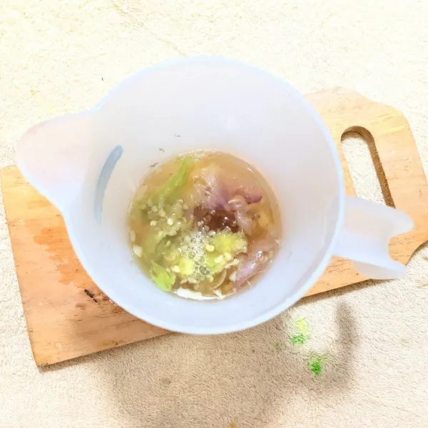 Tuangkan bumbu ulek ke dalam kuah, lalu aduk sampai rata.