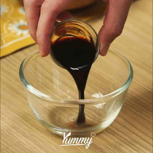 Masukkan kedalam wadah gula, kecap asin, gula aren, kecap ikan, saus tiram, aduk hingga rata, sisihkan