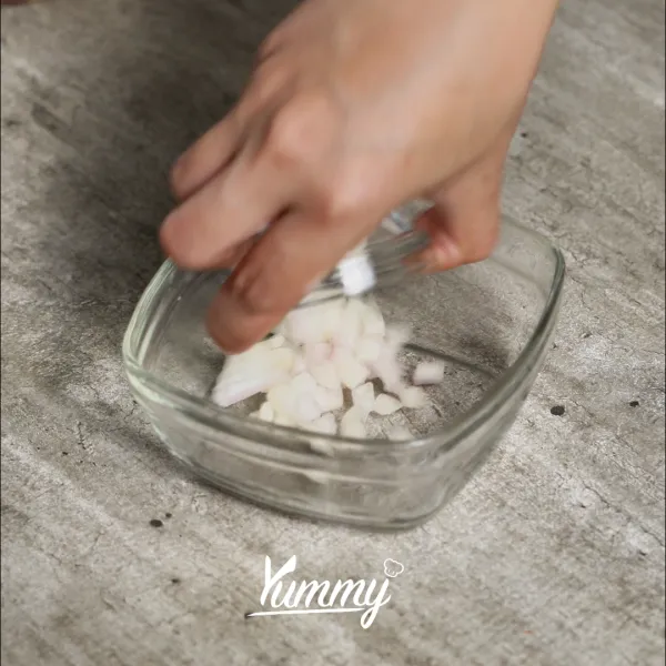 Campurkan semua bahan saus, aduk hingga semua tercampur rata.