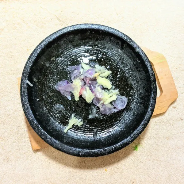 Ulek kasar bawang merah dan bawang putih.