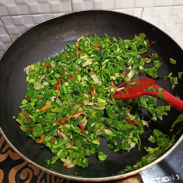 Aduk rata, masak hingga matang. Koreksi rasanya