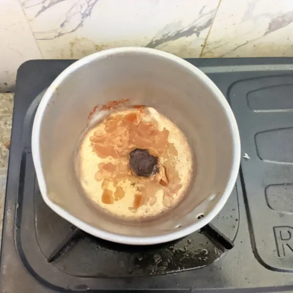 Rebus gula merah dan asam jawa dengan air hingga larut.