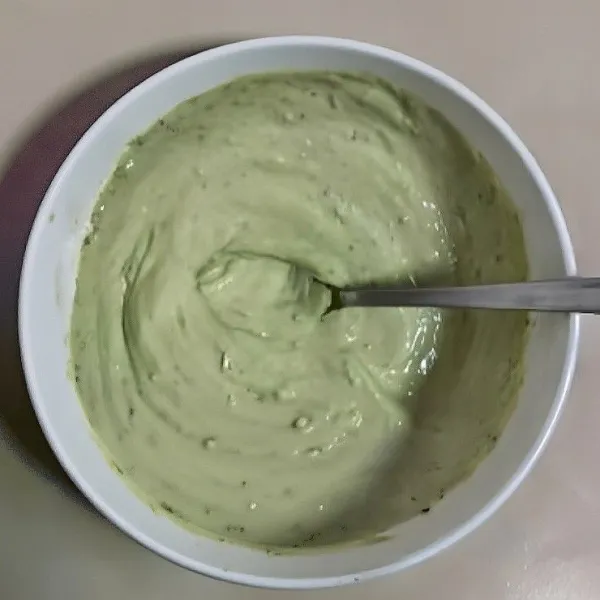Untuk krim isi, campurkan 120 gr yogurt tawar, 10 gr selai alpukat, dan 10 gr gula. Aduk hingga lembut dan halus. Masukkan krim ke dalam kantong spuit dan simpan dalam kulkas selama 30 menit agar sedikit mengental