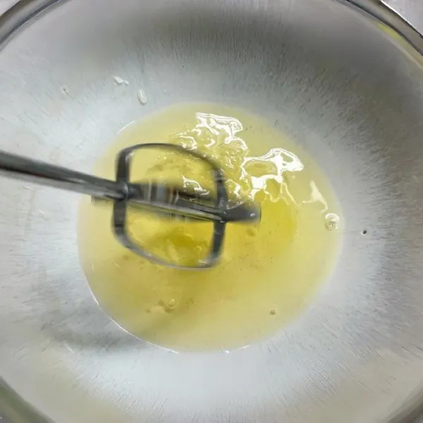 Kocok putih telur dengan mixer kecepatan sedang, tambahkan 40 gr pengganti gula secara bertahap dalam tiga tahap sambil terus dikocok hingga berbusa kaku dan mengembang