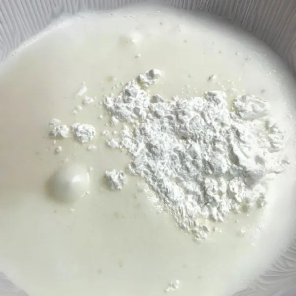 Masukkan 10 gr tepung maizena, lanjutkan kocok hingga adonan membentuk puncak lembut saat mixer diangkat