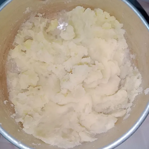 Haluskan kentang selagi panas.