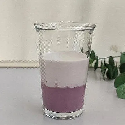 Tuangkan sisa 60 gr puree talas ke dasar gelas, kemudian tuangkan taro milk