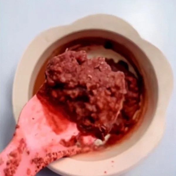 Haluskan kacang merah rebus hingga lembut, lalu masak dengan api kecil sambil diaduk hingga mengental menjadi pasta kacang merah