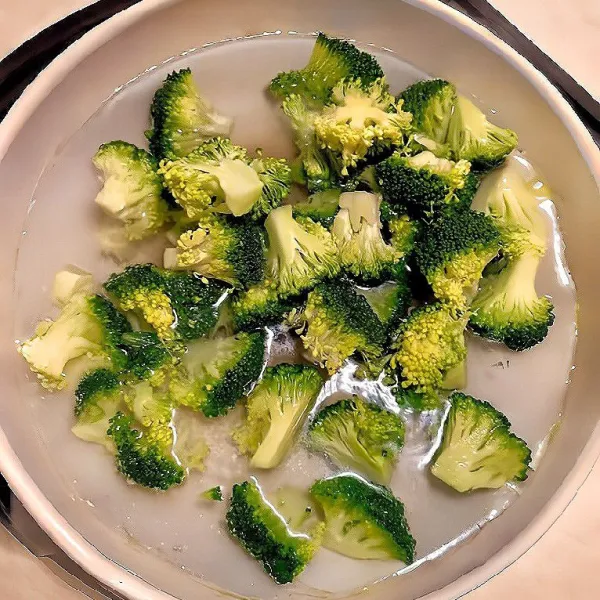 Masukkan 150 gr brokoli ke dalam air mendidih yang sama, rebus selama 30 detik, lalu tiriskan dan sisihkan