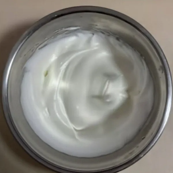 Masukkan 70 gr putih telur ke dalam wadah bersih, tambahkan 2 ml air lemon, lalu kocok dengan mixer hingga berbusa. Tambahkan 20 gr gula sedikit demi sedikit sambil terus dikocok hingga membentuk busa kaku