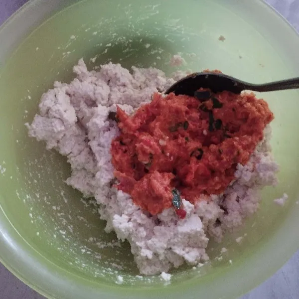 Campurkan bumbu halus dengan tahu, lalu aduk sampai rata dan jangan lupa untuk tes rasa.