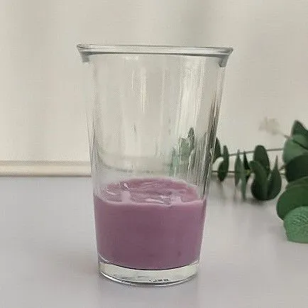 Campurkan 40 gr puree talas dengan 200 ml susu hangat, aduk rata hingga menjadi taro milk