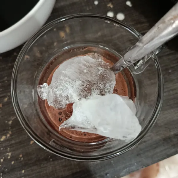 Tambahkan es batu secukupnya.