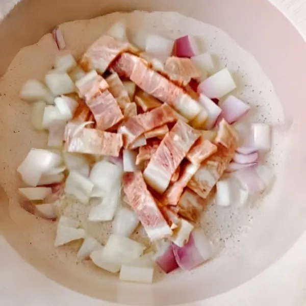 Tambahkan ham, tumis sampai ham matang