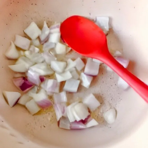 Panaskan wajan, lelehkan mentega atau minyak, tumis bawang bombay hingga harum dan berubah warna. Masukkan potongan talas, aduk hingga agak lunak