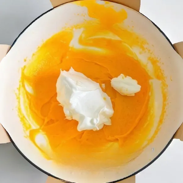 Ambil ⅓ bagian putih telur dan masukkan ke dalam adonan kuning telur. Aduk rata