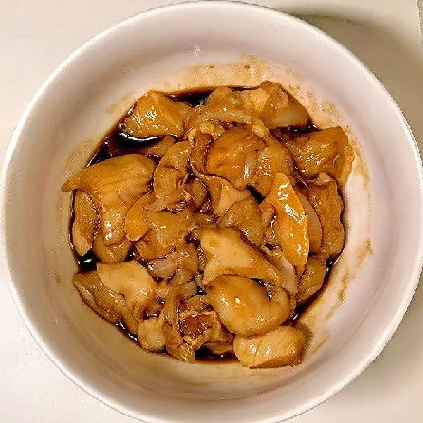 Masukkan 300 gr dada ayam potong dadu ke dalam mangkuk, tambahkan 10 ml kecap asin, 5 ml minyak wijen, 2 gr garam, 1 gr lada hitam bubuk, 3 gr tepung maizena, dan 10 ml air. Aduk rata dan diamkan selama 10 menit agar bumbu meresap