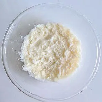 Kukus 200 gr ubi hingga matang dan empuk, kemudian tekan atau haluskan sampai lembut. Biarkan hingga agak dingin