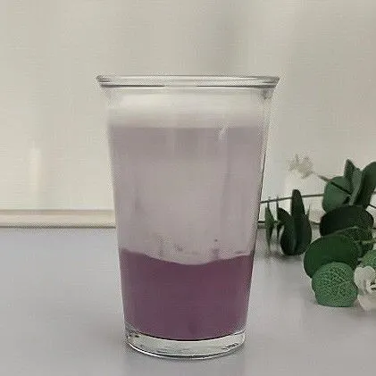 Kocok 50 ml susu hingga berbuih lembut. Tuangkan kedalam gelas (sisakan sedikit buih susu)