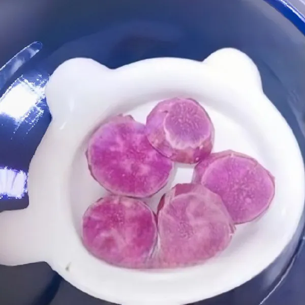 Kukus ubi hingga matang dan empuk (±15 menit). Haluskan ubi ungu kukus hingga menjadi pure halus