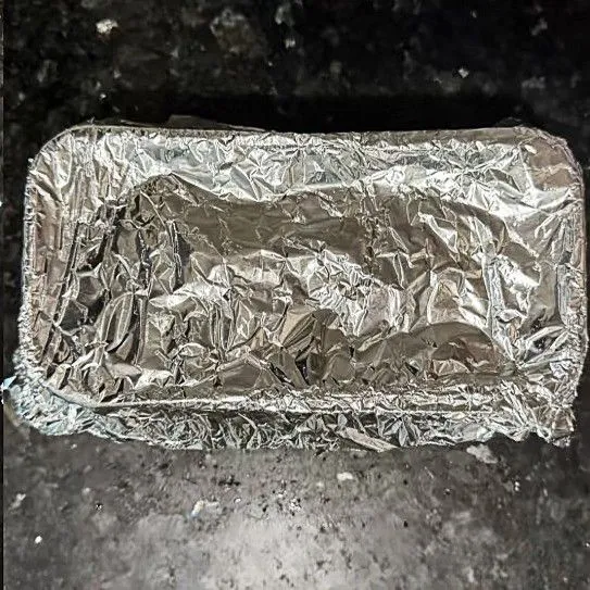 Tutup loyang dengan aluminium foil. Panggang di oven suhu 180°C selama 20 menit. Setelah itu, buka penutup alumin