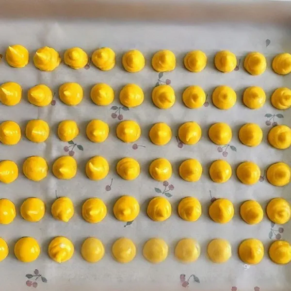 Semprotkan adonan ke atas loyang. Panggang dalam oven yang sudah dipanaskan pada suhu 135°C selama 25 menit