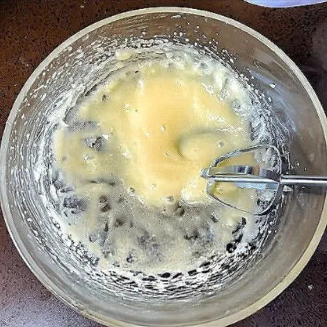 Tambahkan 15 gr susu cair, kocok menggunakan pengocok telur hingga tercampur sempurna