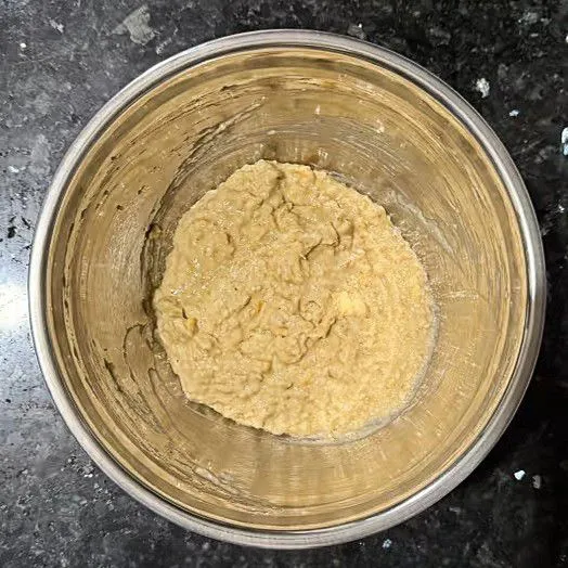 Masukkan 20 gr minyak makan, 15 gr madu, serta 100 gr pisang matang yang sudah dilumatkan. Aduk hingga semua bahan tercampur rata dan membentuk adonan lembut