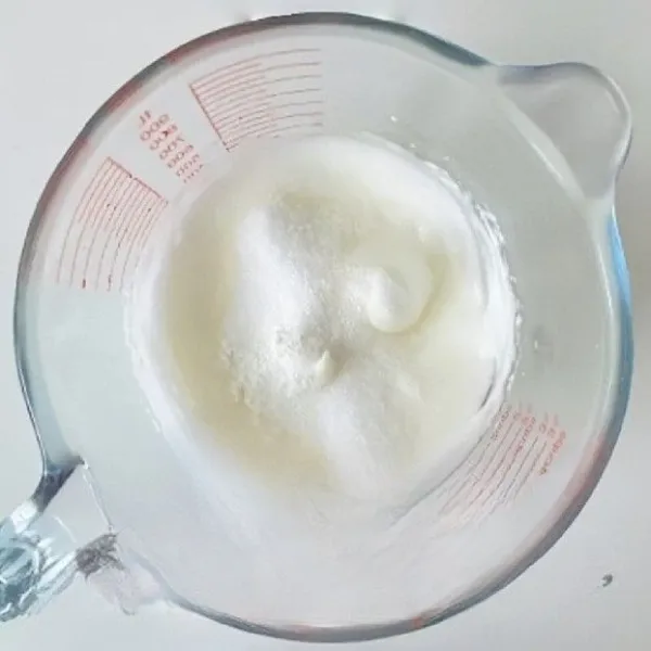 Kocok dengan mixer hingga berbuih, tambahkan gula pasir. Masukkan 10 gr tepung maizena dan kocok hingga mencapai soft peak