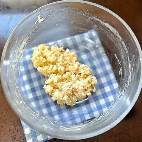 Tambahkan 1 gr madu, aduk rata. Ambil sedikit adonan, bentuk bulat, kemudian tekan perlahan di atas loyang yang sudah dialasi kertas panggang