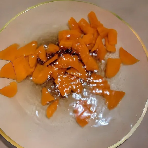 Rebus air hingga mendidih, masukkan 100 gr wortel, rebus selama 1 menit, lalu angkat dan tiriskan
