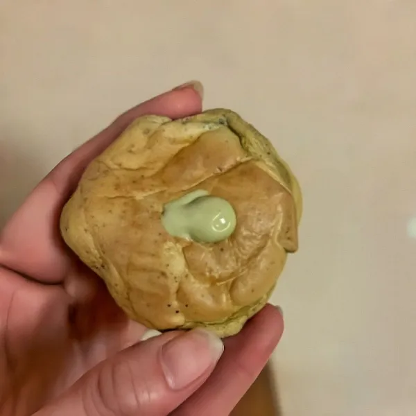 Lubangi bagian bawah kue sus yang telah matang, lalu isi dengan krim matcha talas hingga penuh
