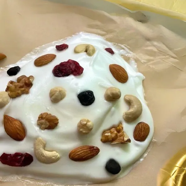 Taburkan 30 gr kacang campur dan 10 gr cranberry kering di atas permukaan adonan