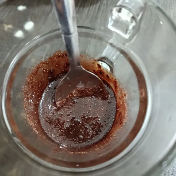 Tuangkan air hangat.