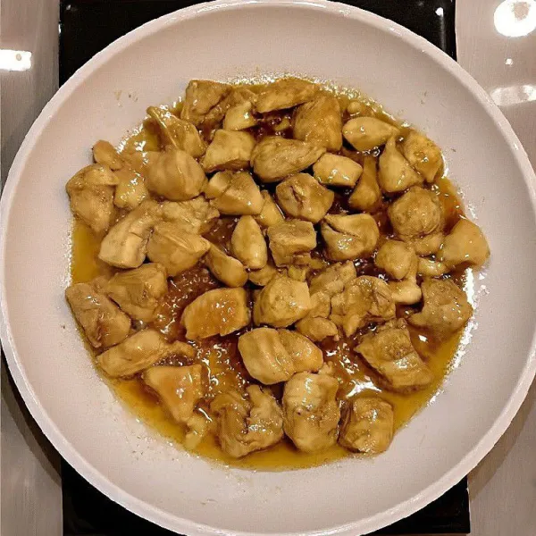 Panaskan minyak goreng di wajan, masukkan ayam yang sudah dimarinasi, masak dengan api sedang hingga berubah warna dan sedikit kecokelatan