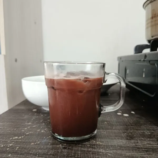 Tuangkan air secukupnya, lalu aduk hingga rata.