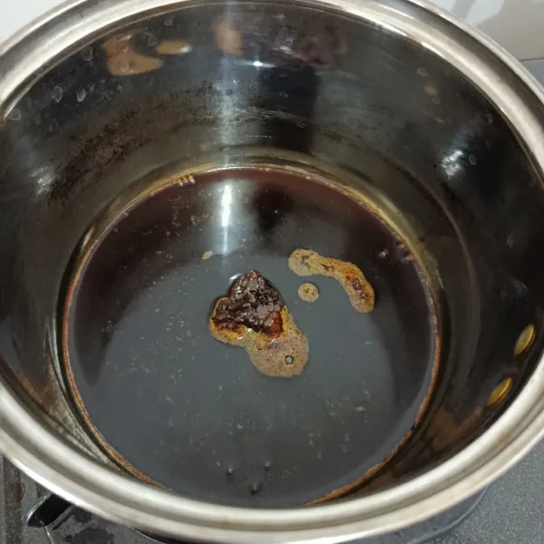 Didihkan air, lalu masukkan gula merah dan masak hingga gula merah mencair.