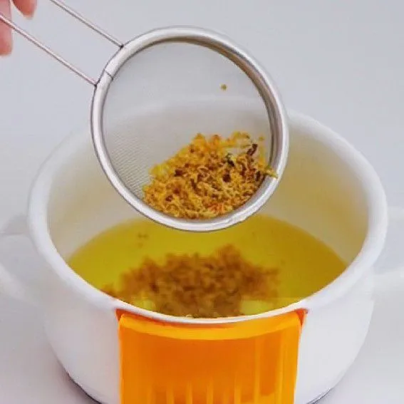 Rebus 500 ml air hingga mendidih, matikan api, lalu masukkan 5 gr bunga osmanthus kering. Rendam selama 20 menit, kemudian saring dan sisihkan air teh osmanthusnya