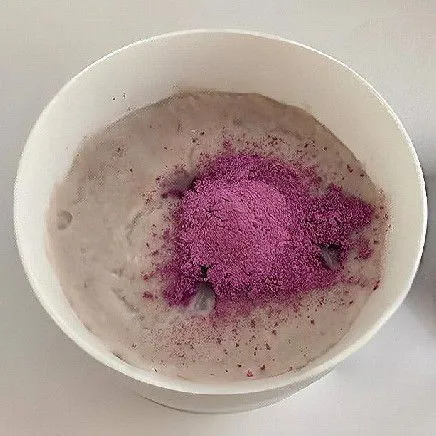 Ambil 100 gr talas beku, letakkan dalam mangkuk tahan panas, kukus selama 10 menit hingga lunak. Setelah matang, tambahkan 10 gr bubuk ubi ungu dan aduk rata hingga warna merata