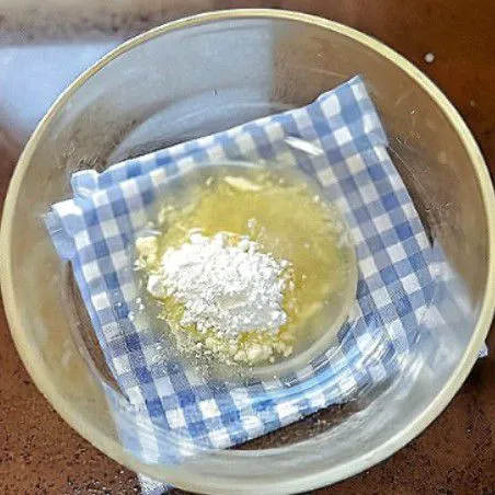 Campurkan 30 gr mentega tawar, 15 gr gula halus, dan 9 gr gula pasir ke dalam wadah, lalu aduk hingga rata dan lembut