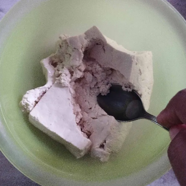 Hancurkan tahu menggunakan garpu hingga halus.